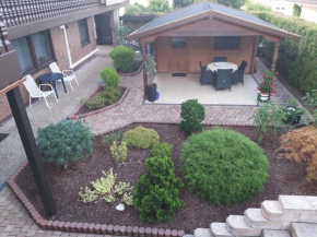 Ferienwohnung mit überdachten Sitzplatz im Garten